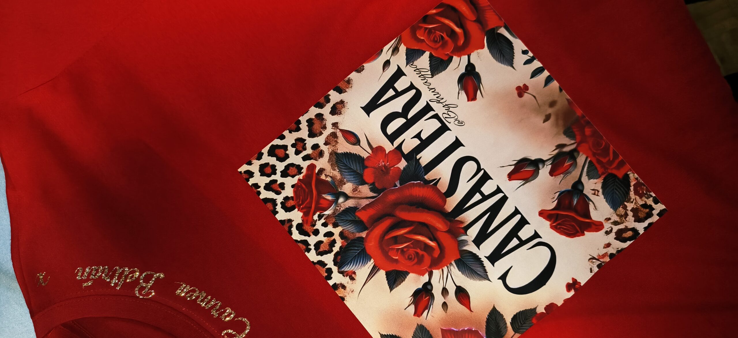 Camiseta oficial "La más deseada"- Edición especial (ROUGE) Carmen Beltran x Bythurayya - Imagen 3