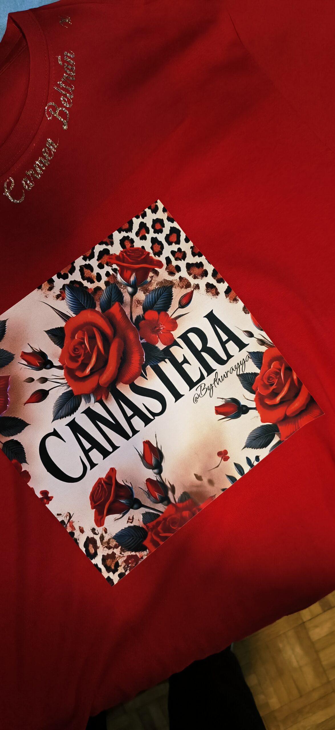 Camiseta oficial "La más deseada"- Edición especial (ROUGE) Carmen Beltran x Bythurayya - Imagen 4